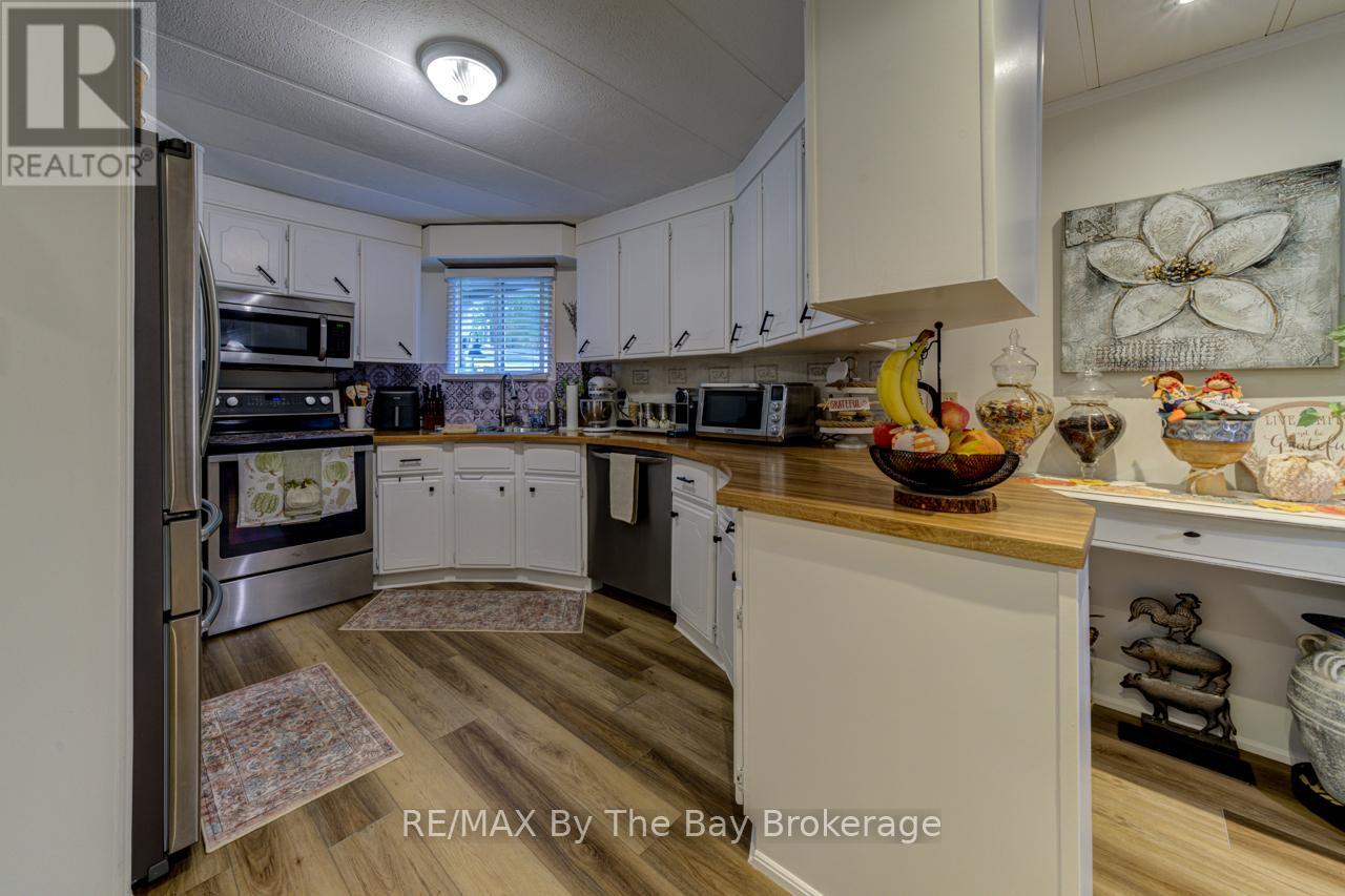 9 Allen Drive N, Wasaga Beach, Ontario  L9Z 1K5 - Photo 9 - S12426181