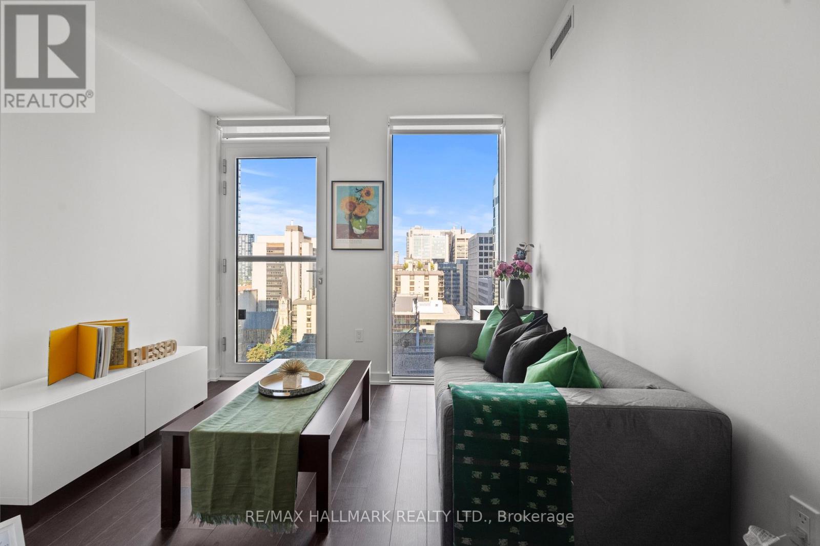 1402 - 238 Simcoe Street, Toronto, Ontario  M5T 0E2 - Photo 1 - C12629510