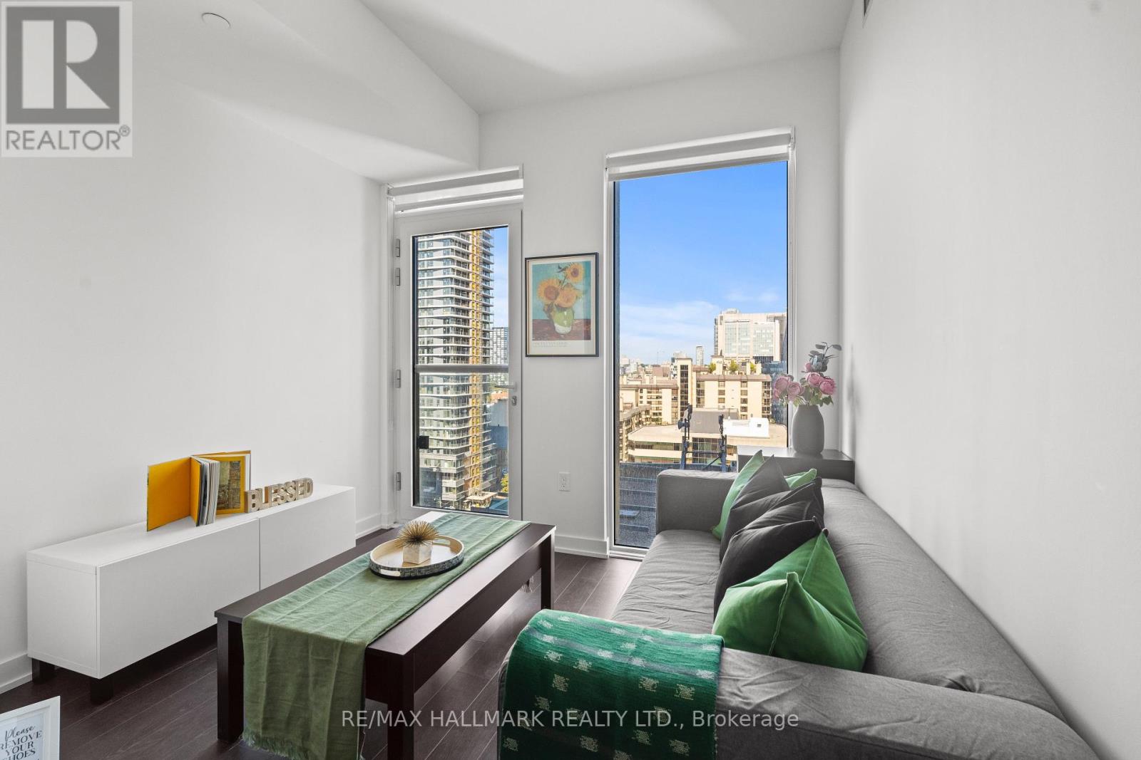 1402 - 238 Simcoe Street, Toronto, Ontario  M5T 0E2 - Photo 2 - C12629510