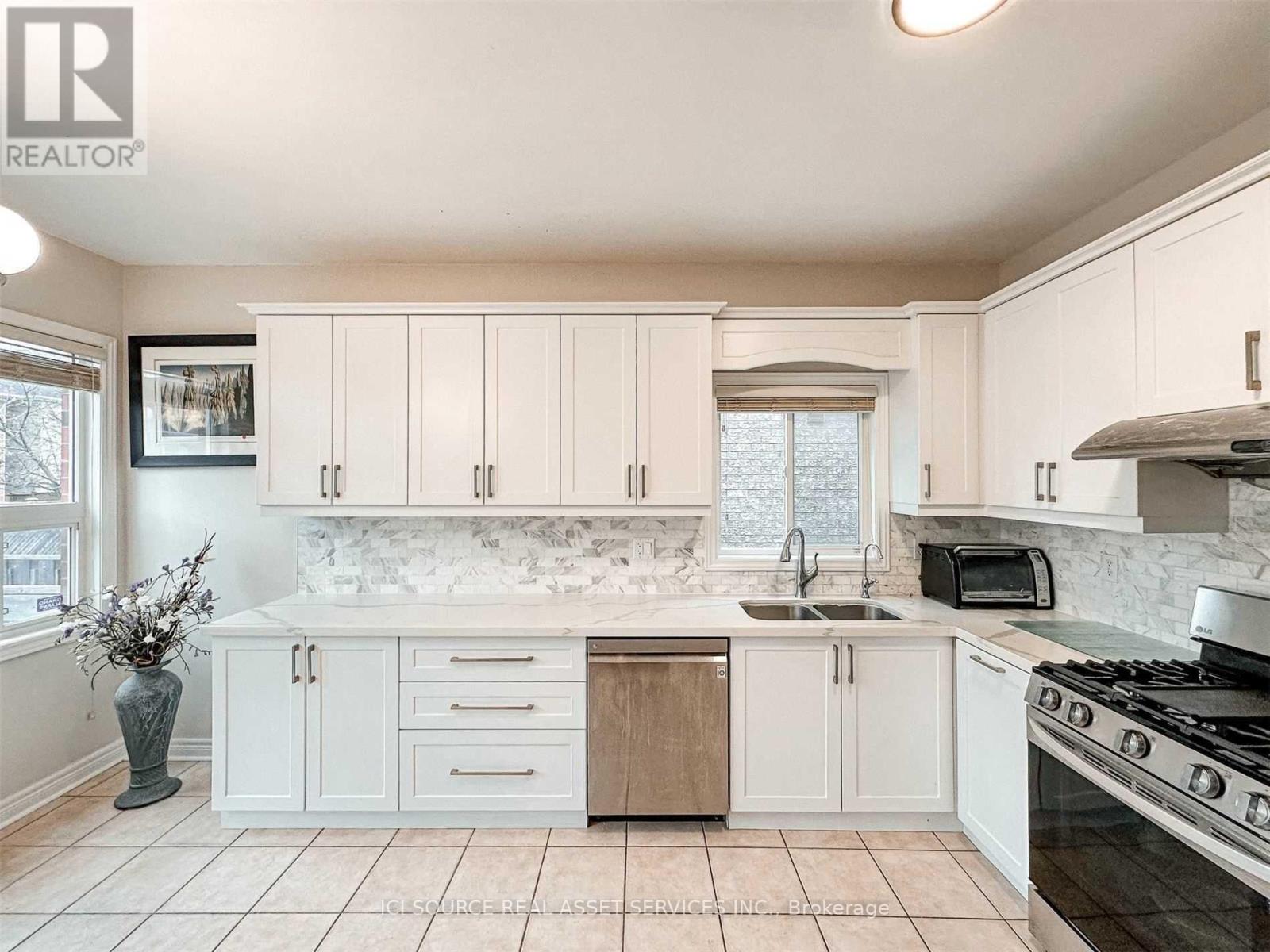 53 Westchester Crescent, Markham, Ontario  L6C 2X6 - Photo 11 - N12614818