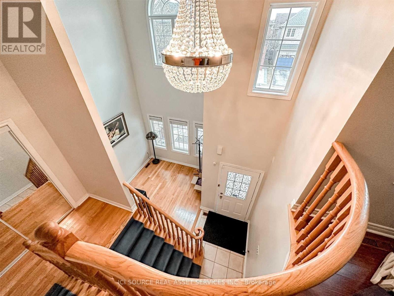 53 Westchester Crescent, Markham, Ontario  L6C 2X6 - Photo 4 - N12614818