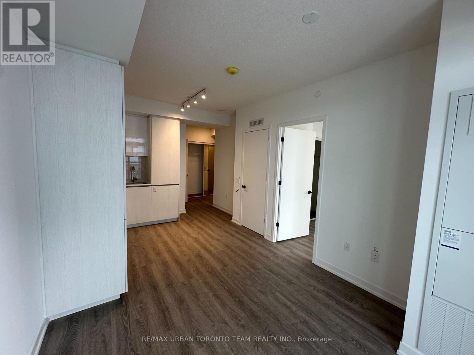 4215 - 8 Interchange Way, Vaughan, Ontario  L4K 5Z7 - Photo 2 - N12629498