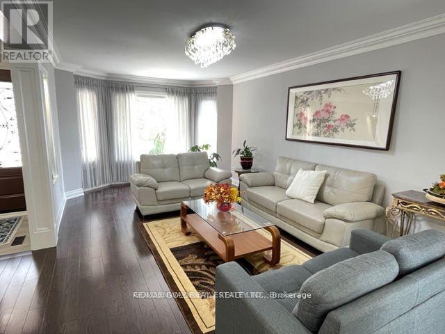 2 Edinburgh Drive, Richmond Hill, Ontario  L4B 1W4 - Photo 2 - N12629526