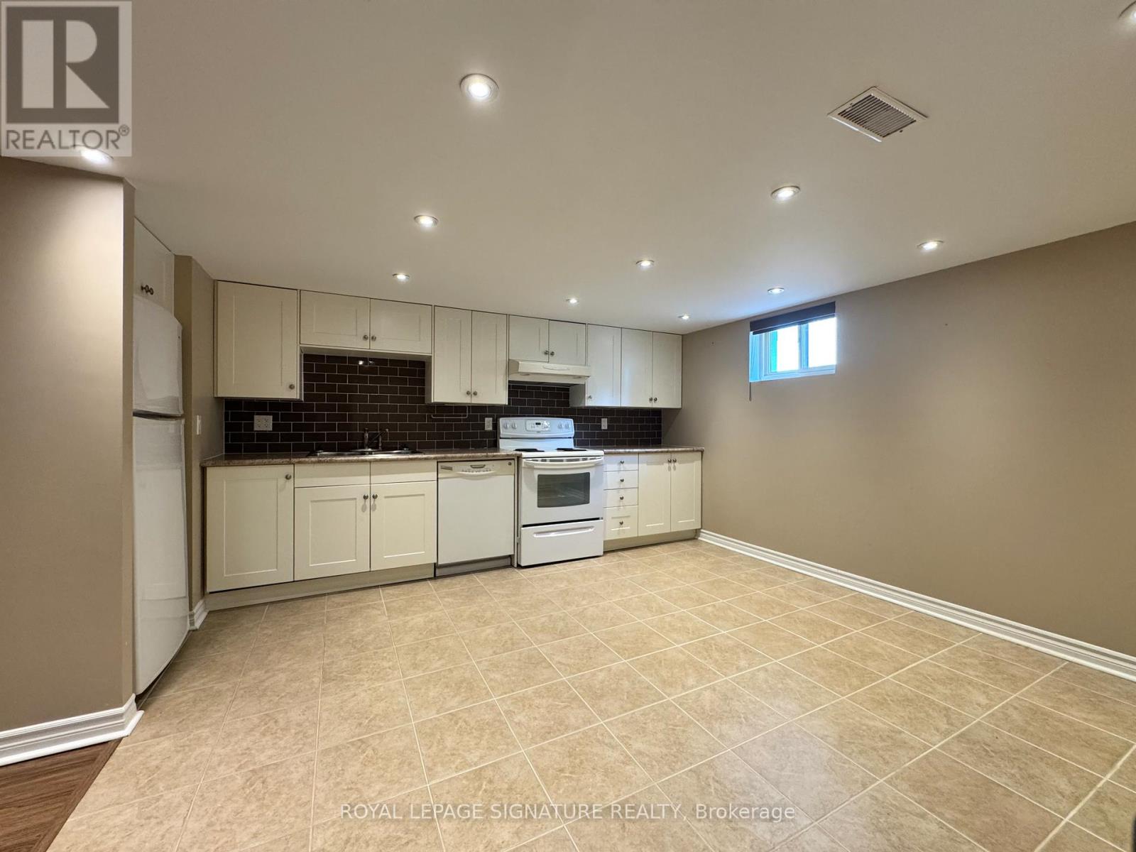 LOWER - 36 JOHNSON ROAD, Aurora, Ontario