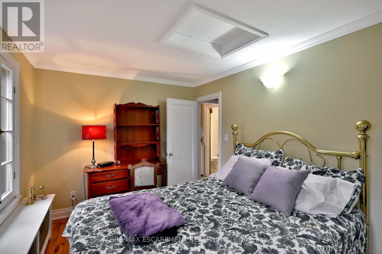 Cottage - 243 Shoreacres Road, Burlington (Shoreacres), Ontario  L7L 2H3 - Photo 12 - W12629422