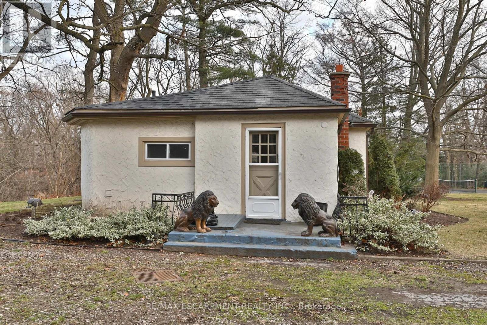 Cottage - 243 Shoreacres Road, Burlington (Shoreacres), Ontario  L7L 2H3 - Photo 2 - W12629422