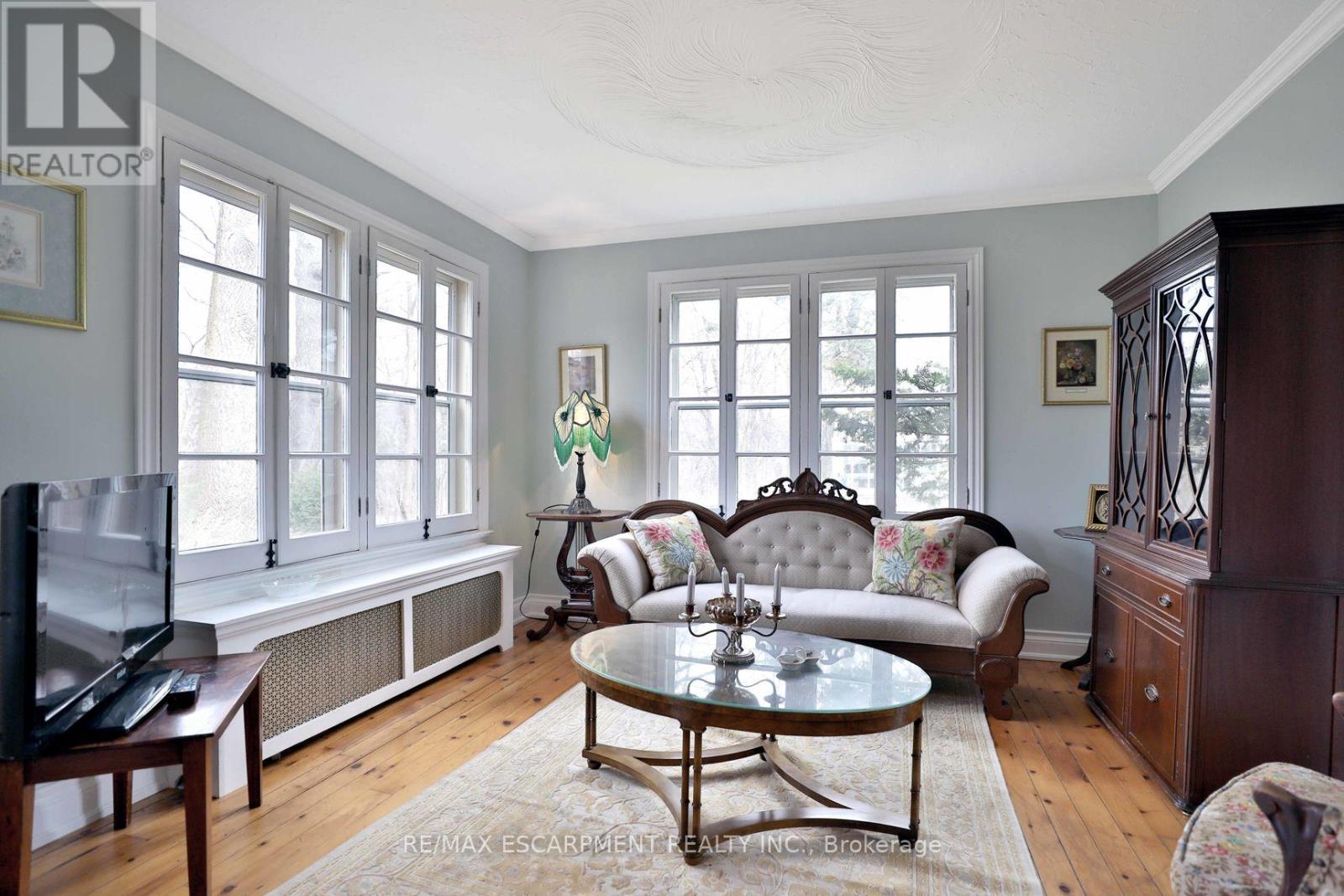 Cottage - 243 Shoreacres Road, Burlington (Shoreacres), Ontario  L7L 2H3 - Photo 3 - W12629422