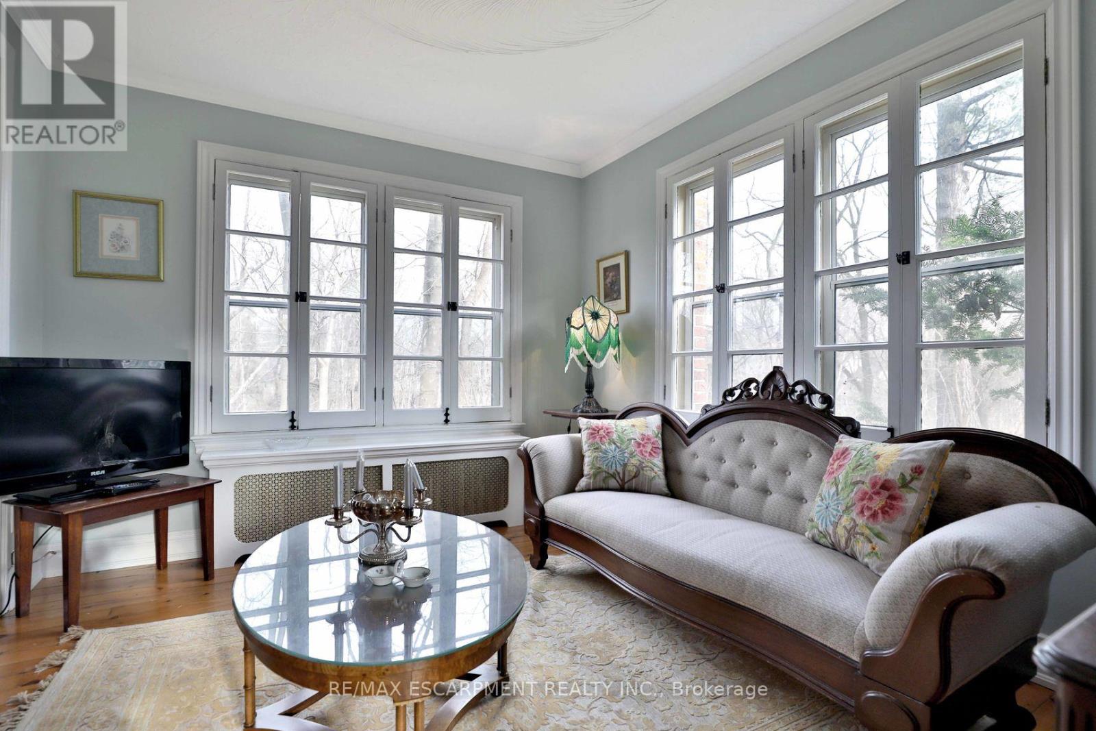 Cottage - 243 Shoreacres Road, Burlington (Shoreacres), Ontario  L7L 2H3 - Photo 4 - W12629422