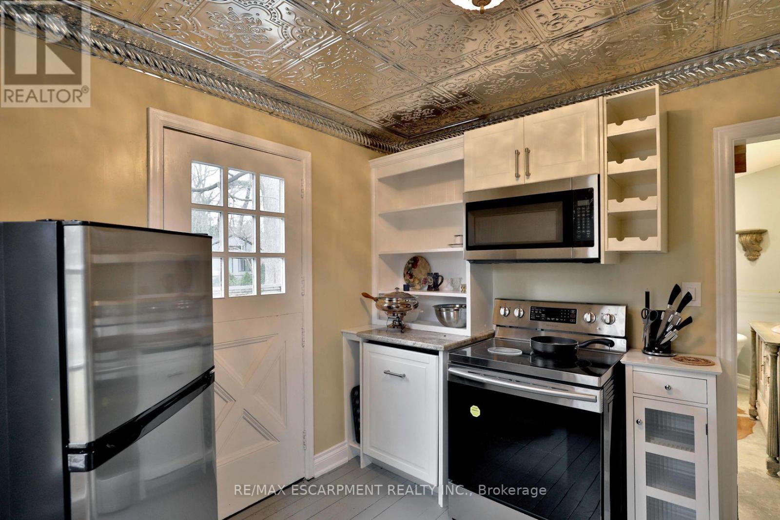 Cottage - 243 Shoreacres Road, Burlington (Shoreacres), Ontario  L7L 2H3 - Photo 9 - W12629422