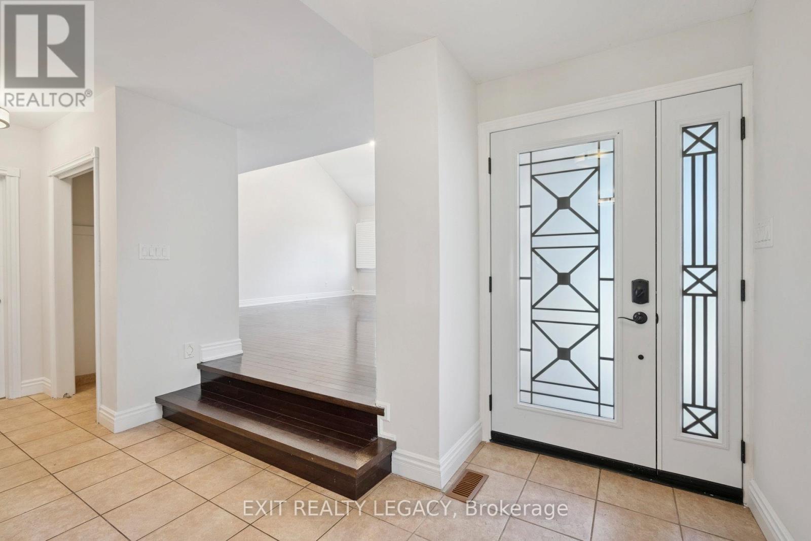 6 Muir Avenue, Toronto, Ontario  M9L 1H3 - Photo 3 - W12629424