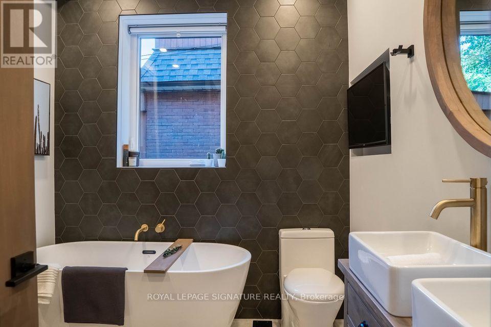 Main - 166 Oakmount Road, Toronto, Ontario  M6P 2M9 - Photo 8 - W12629448