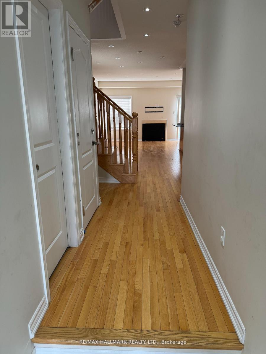 74 Lloyd Crescent, Brampton (Northwest Brampton), Ontario  L7A 4J6 - Photo 2 - W12629552