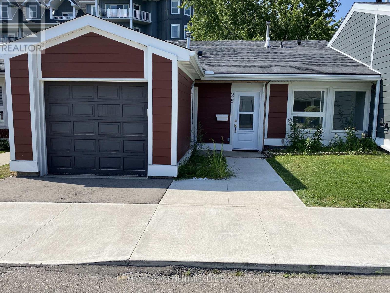 <div class="slider-price">$730,000</div><p>25 Jaczenko Terrace, Hamilton, Ontario</p>