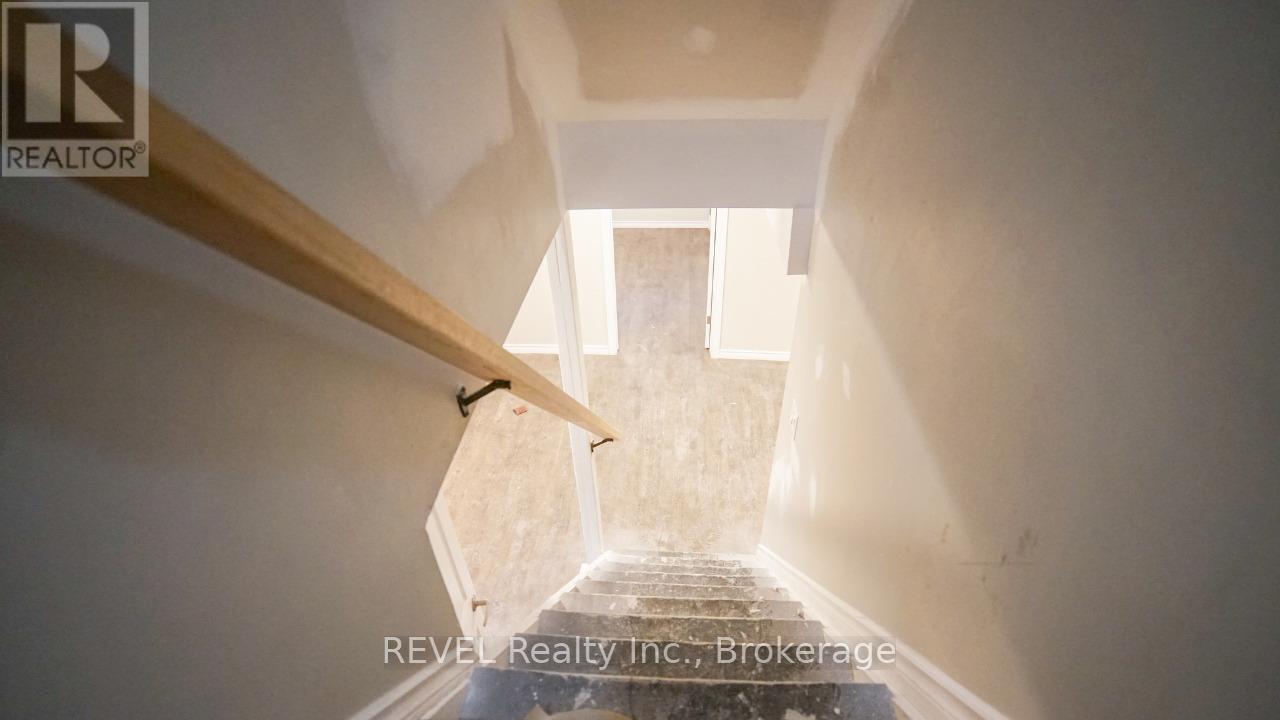 Lower - 22 Greenwood Avenue, Welland, Ontario  L3C 4B2 - Photo 4 - X12397892