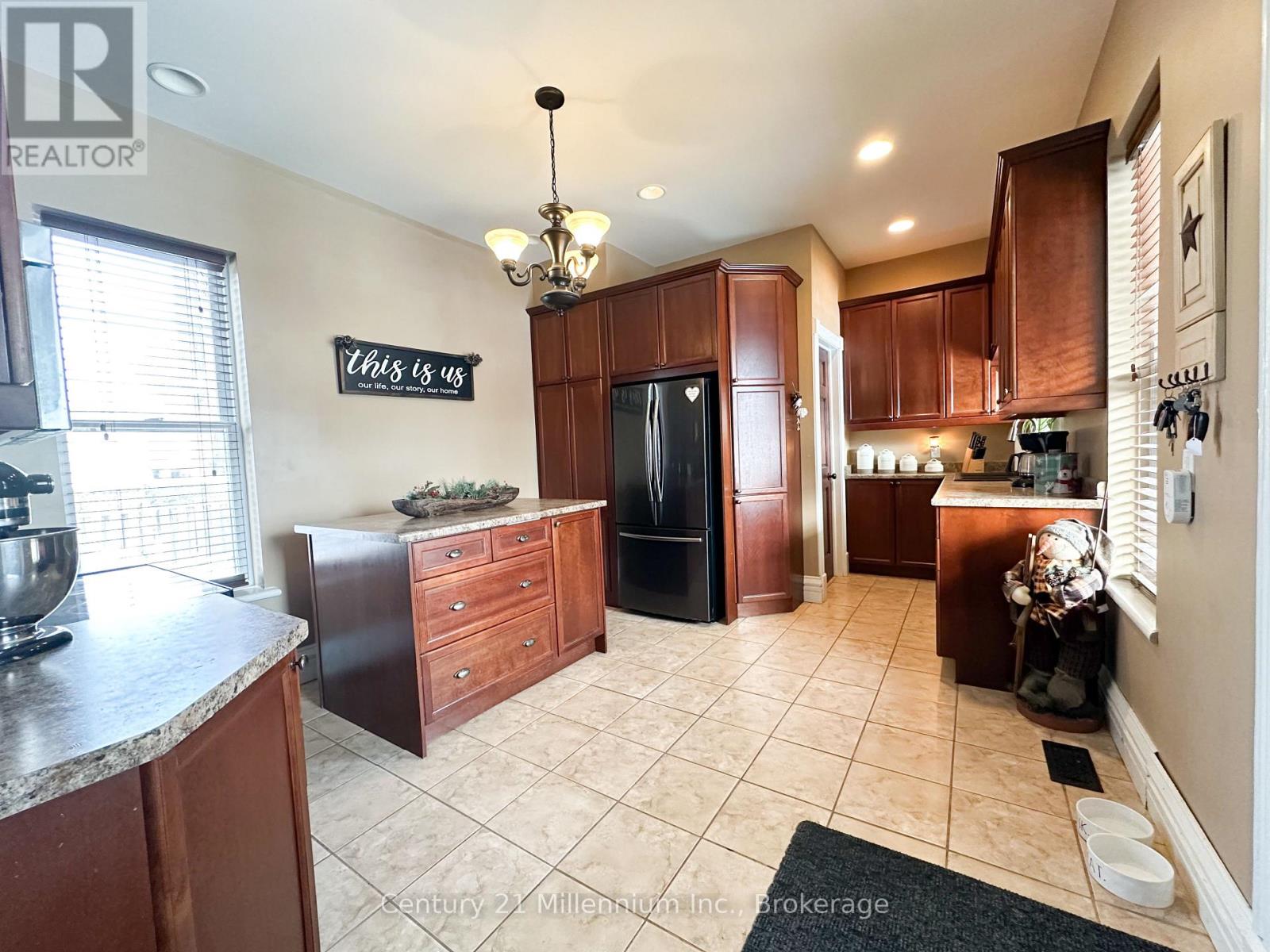 692 15th Street E, Owen Sound, Ontario  N4K 1X4 - Photo 12 - X12629610