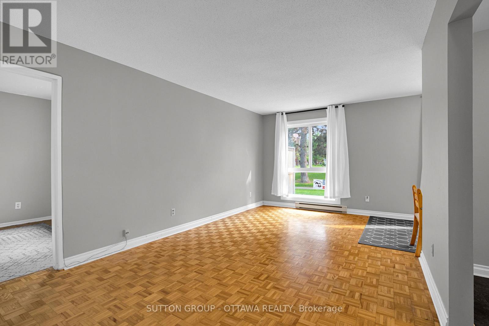 39j - 1958 Jasmine Crescent, Ottawa, Ontario K1J 7W1 - Photo 4 - X12409167