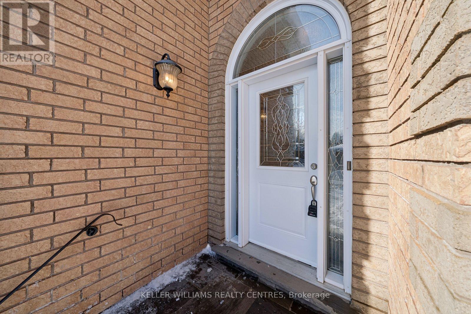 10 Margaret Place, Georgina, Ontario  L4P 3X2 - Photo 5 - N12598004