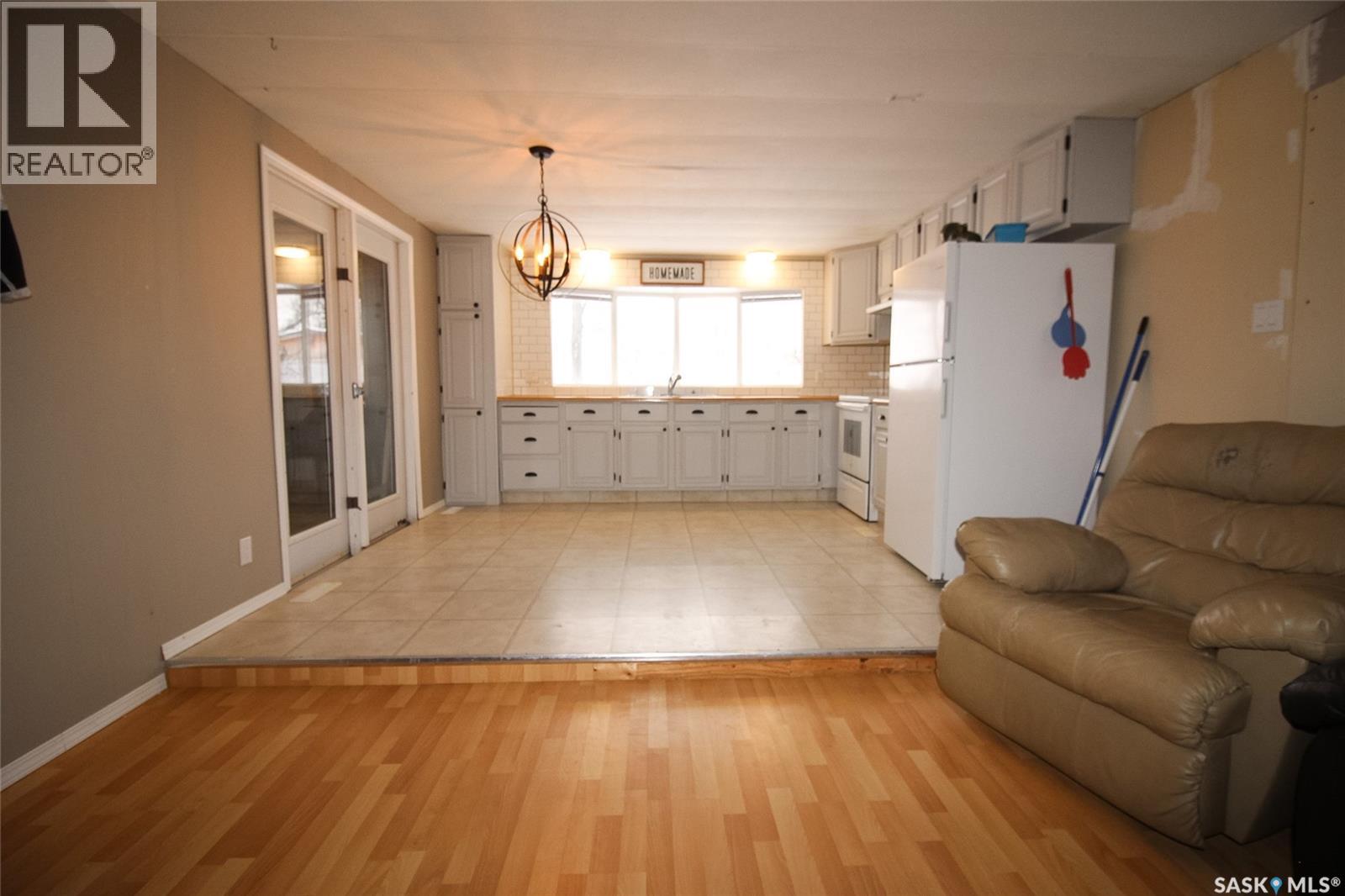 513-515 2nd Avenue S, Simmie, Saskatchewan  S0N 2N0 - Photo 2 - SK025569