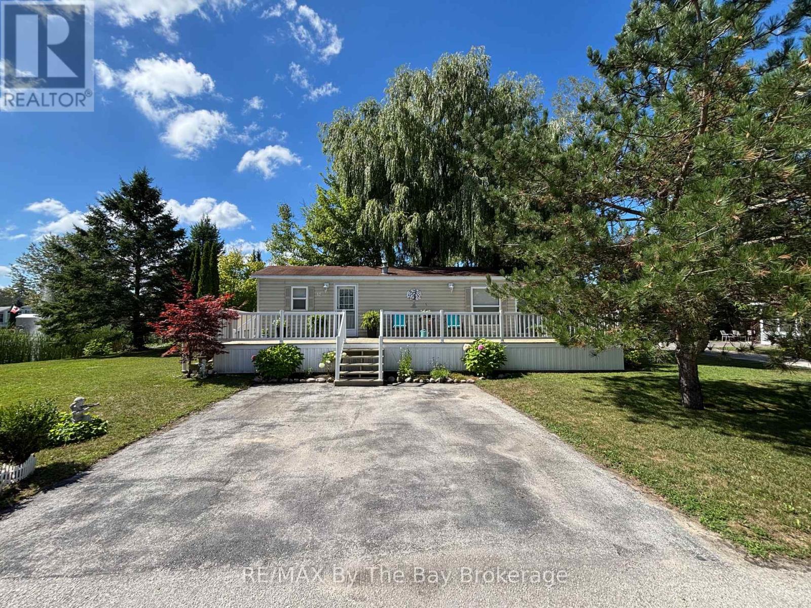 15 Huron Circle, Wasaga Beach, Ontario  L9Z 1X7 - Photo 3 - S12363079