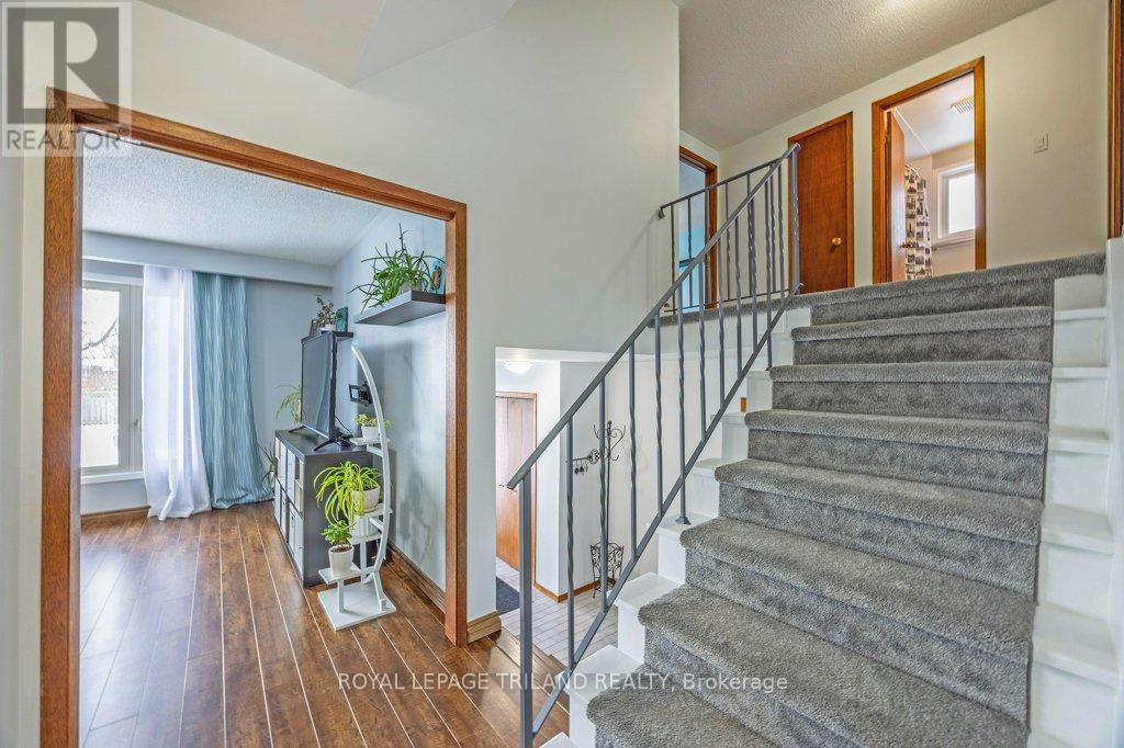 15 Stirling Crescent, St. Thomas, Ontario  N5P 3R4 - Photo 9 - X12629658