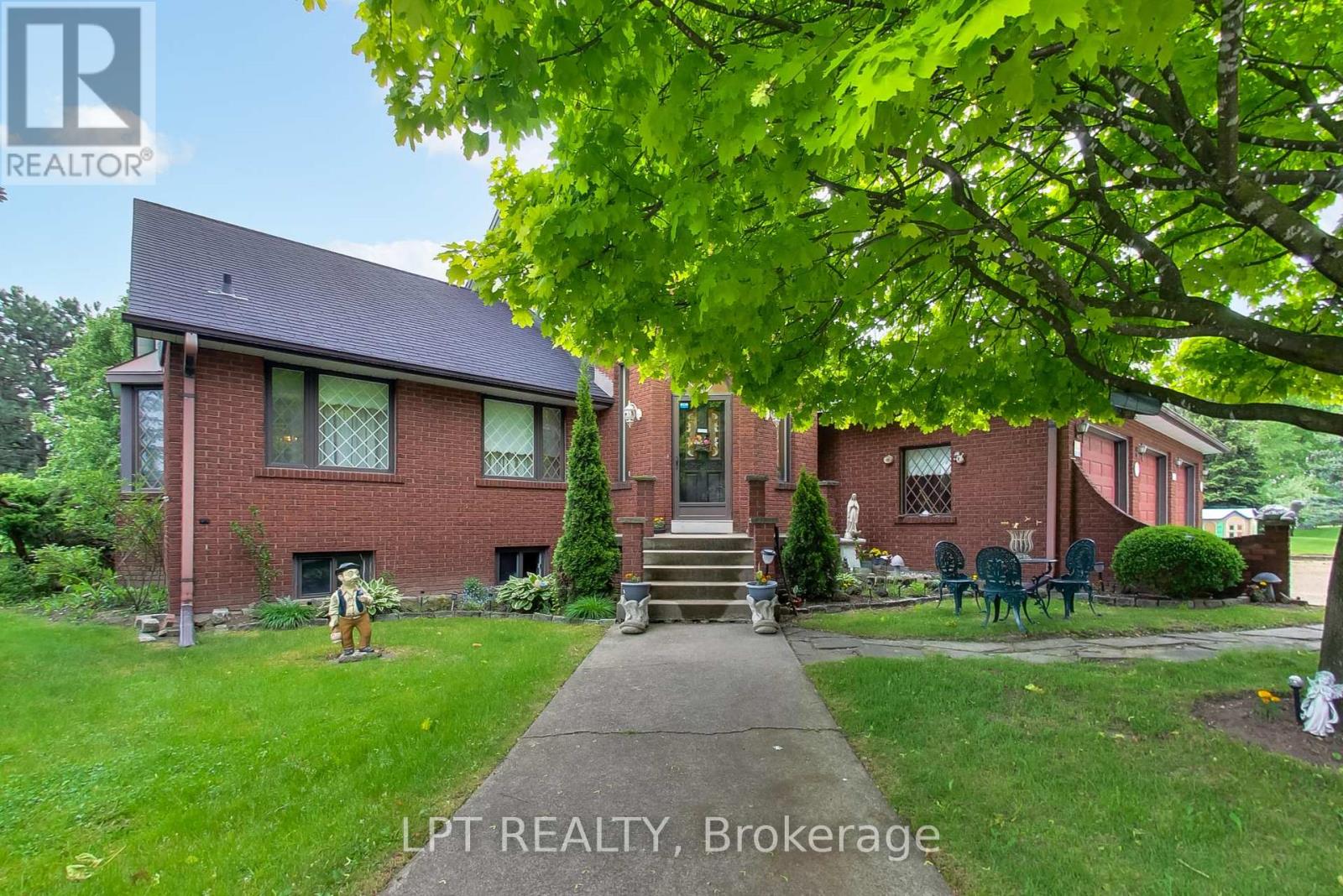 6 Fenton Way, Brampton, Ontario  L6P 0P5 - Photo 4 - W12629622