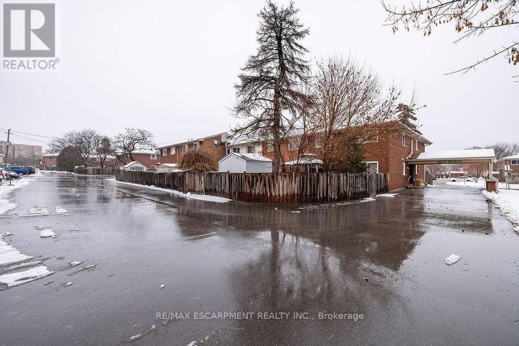 8 - 2079 Meadowbrook Road, Burlington, Ontario  L7P 2A5 - Photo 2 - W12629638