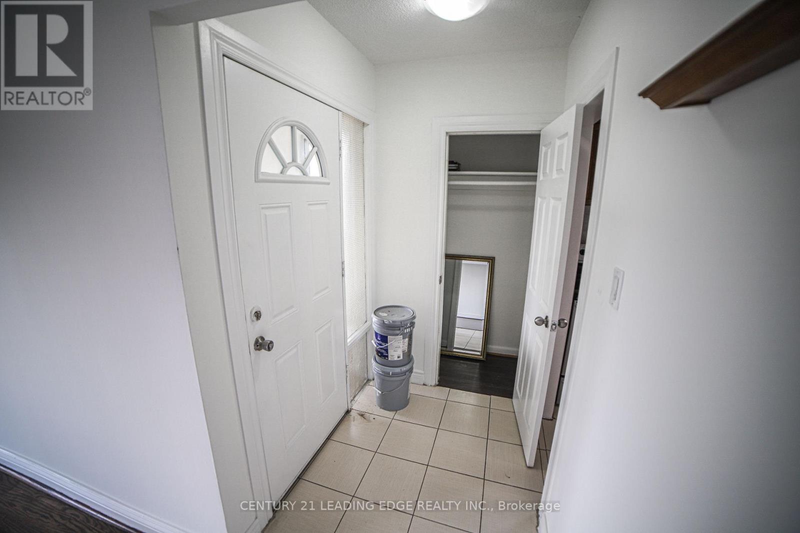 2nd Fl - 152 Overbrook Place, Toronto, Ontario  M3H 4P9 - Photo 3 - C12566336