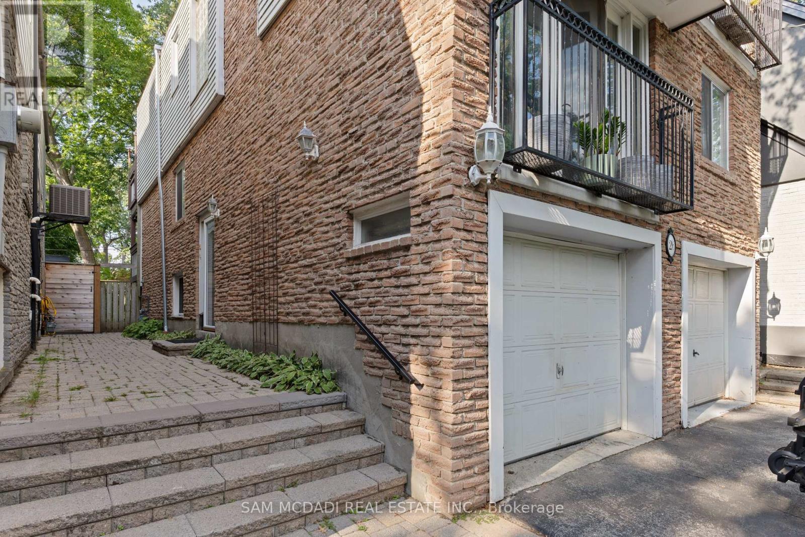 LOWER - 26 PINE AVENUE, Toronto, Ontario