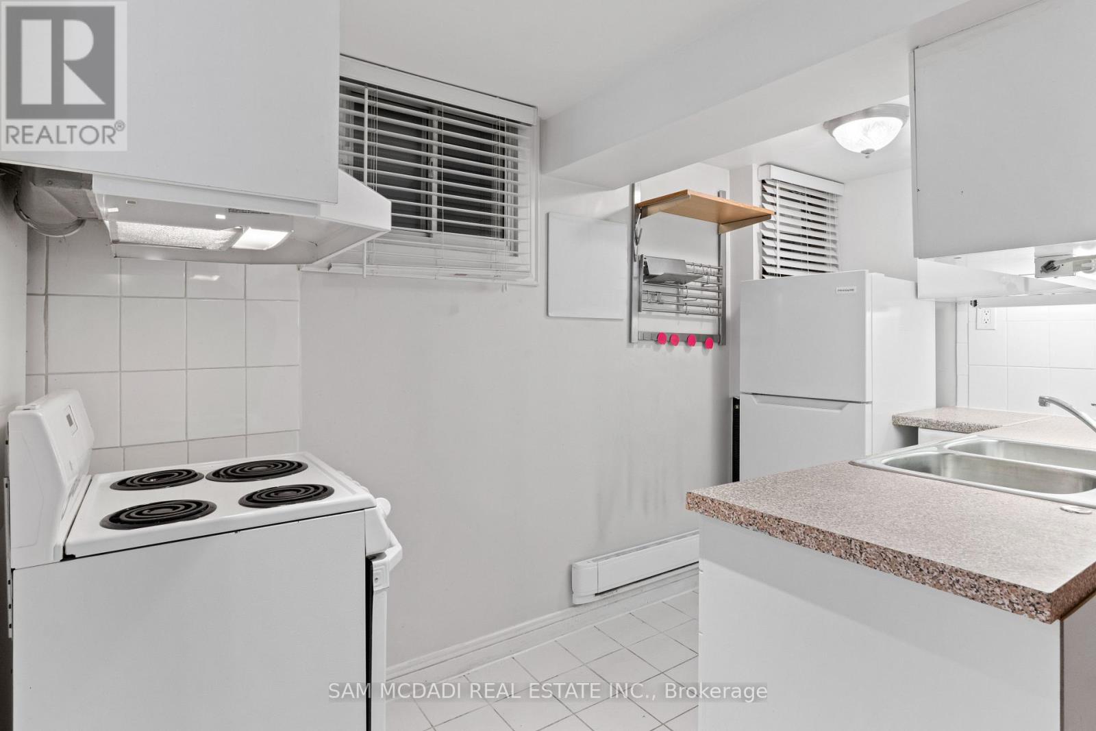 Lower - 26 Pine Avenue, Toronto (The Beaches), Ontario  M4E 1L8 - Photo 12 - E12629640