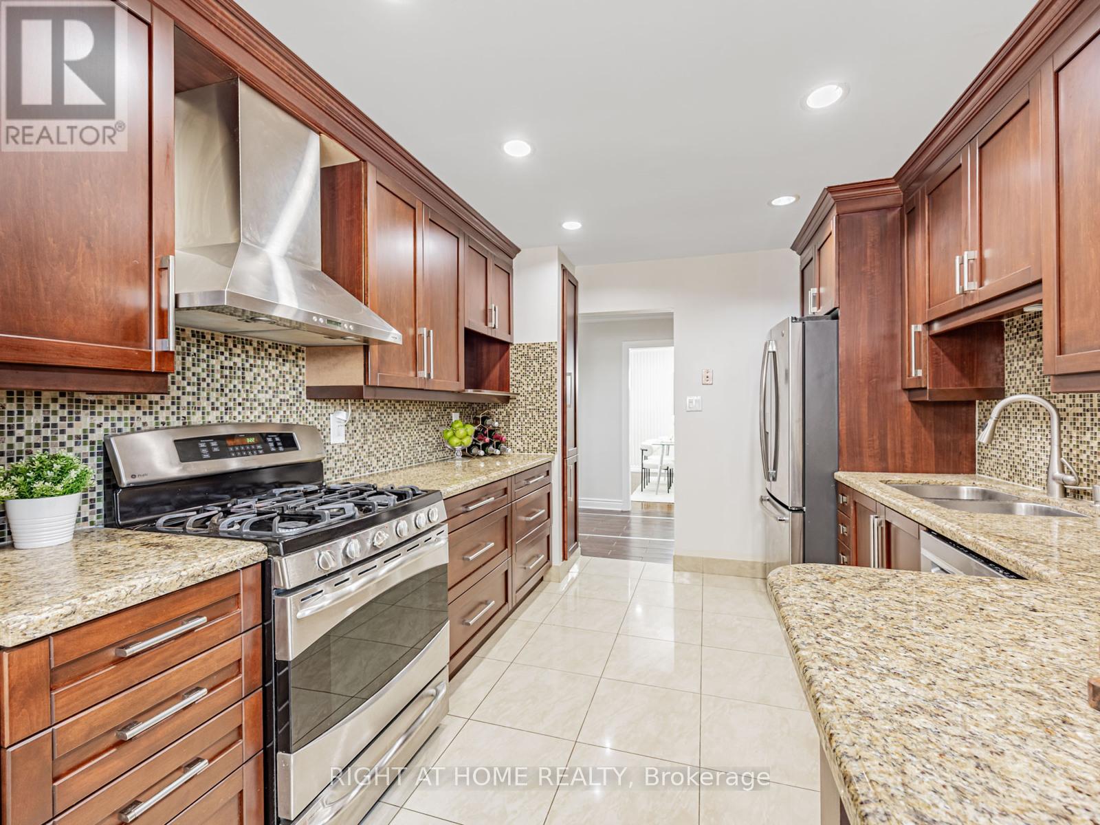 5 Foord Road, Ajax, Ontario L1S 1K6 - Photo 11 - E12629660