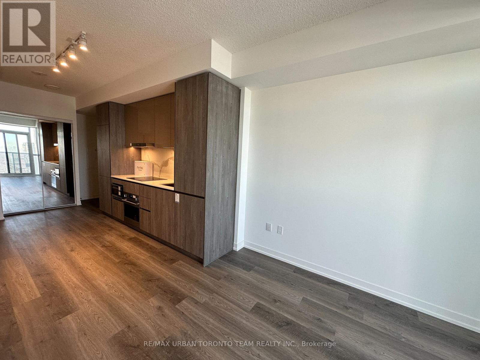 4007 - 8 Interchange Way, Vaughan (Vaughan Corporate Centre), Ontario  L4K 5Z7 - Photo 2 - N12629748