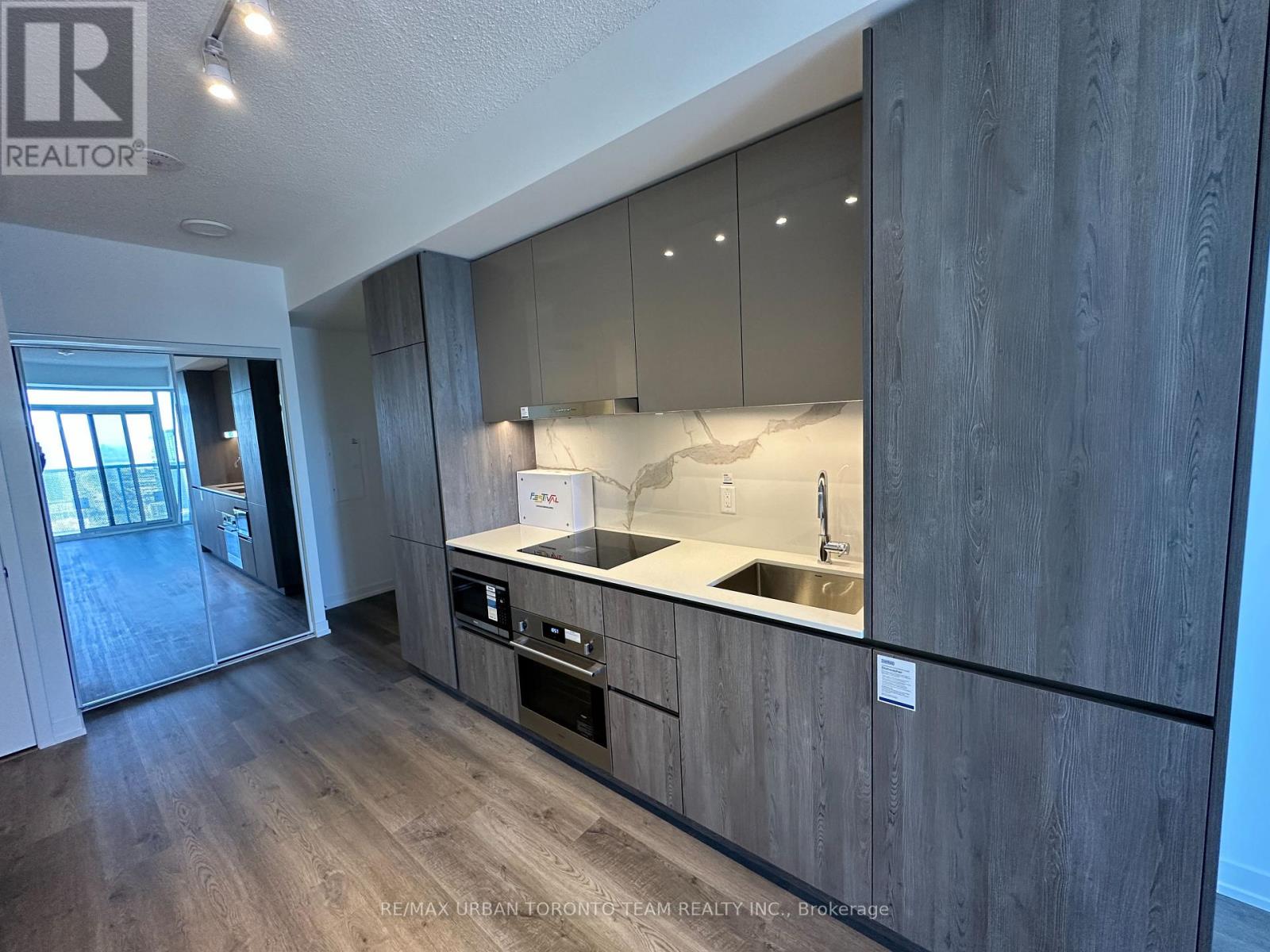 4007 - 8 Interchange Way, Vaughan (Vaughan Corporate Centre), Ontario  L4K 5Z7 - Photo 4 - N12629748