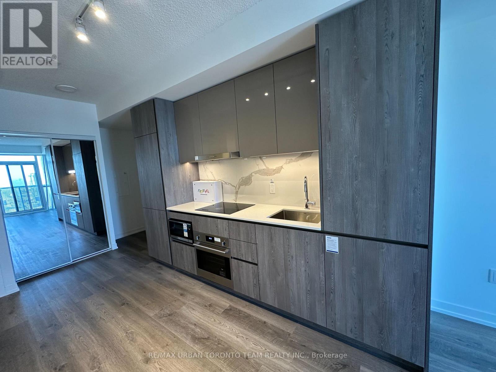 4007 - 8 Interchange Way, Vaughan (Vaughan Corporate Centre), Ontario  L4K 5Z7 - Photo 5 - N12629748