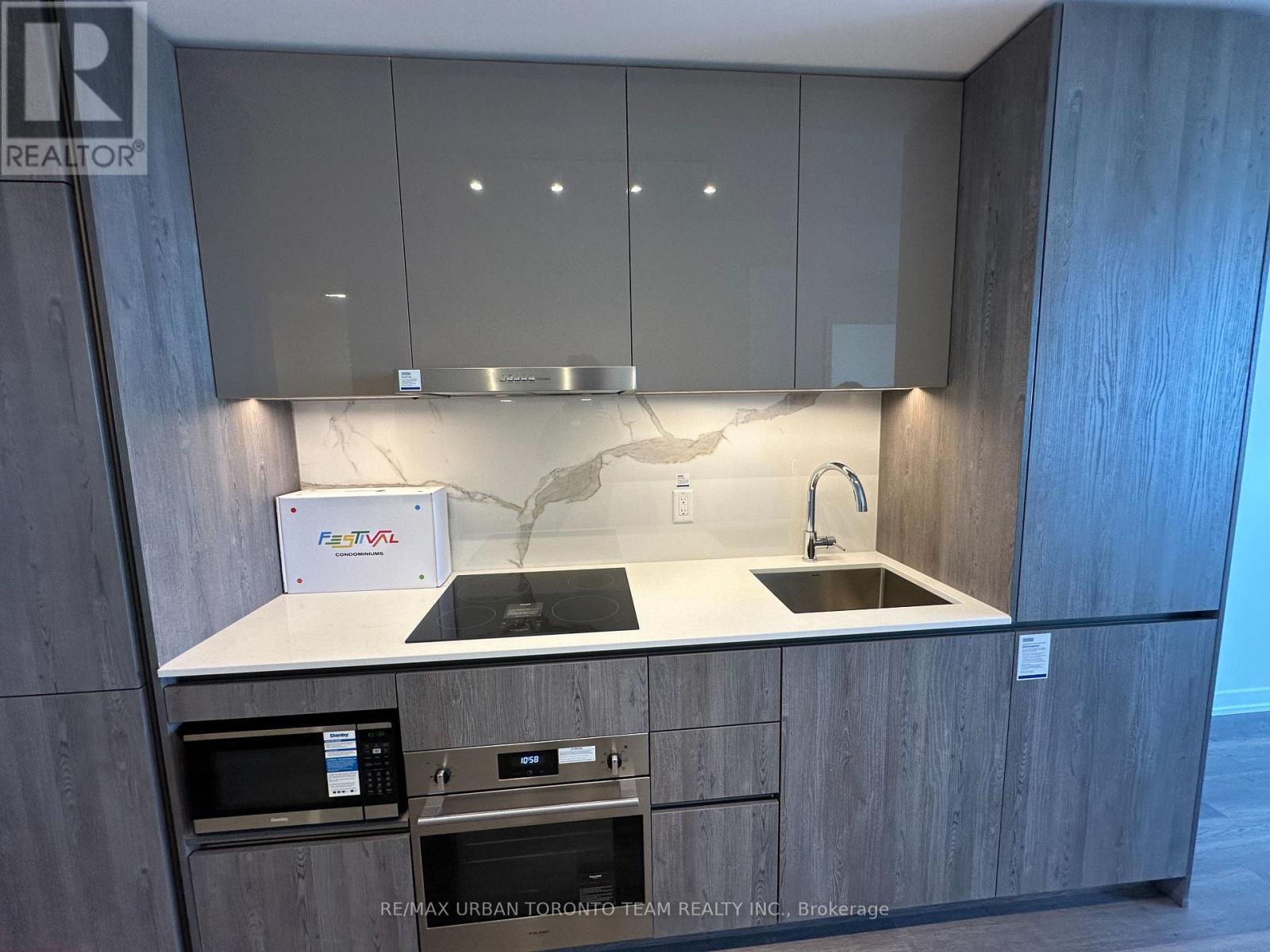 4007 - 8 Interchange Way, Vaughan (Vaughan Corporate Centre), Ontario  L4K 5Z7 - Photo 6 - N12629748