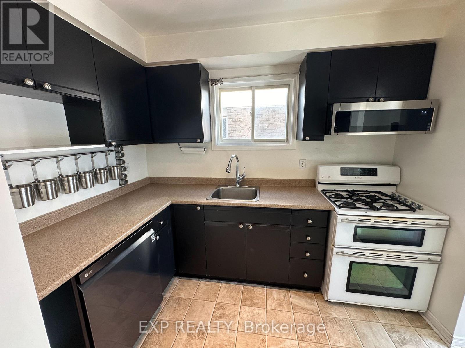 557 College Avenue, Orangeville, Ontario  L9W 4S3 - Photo 3 - W12629668