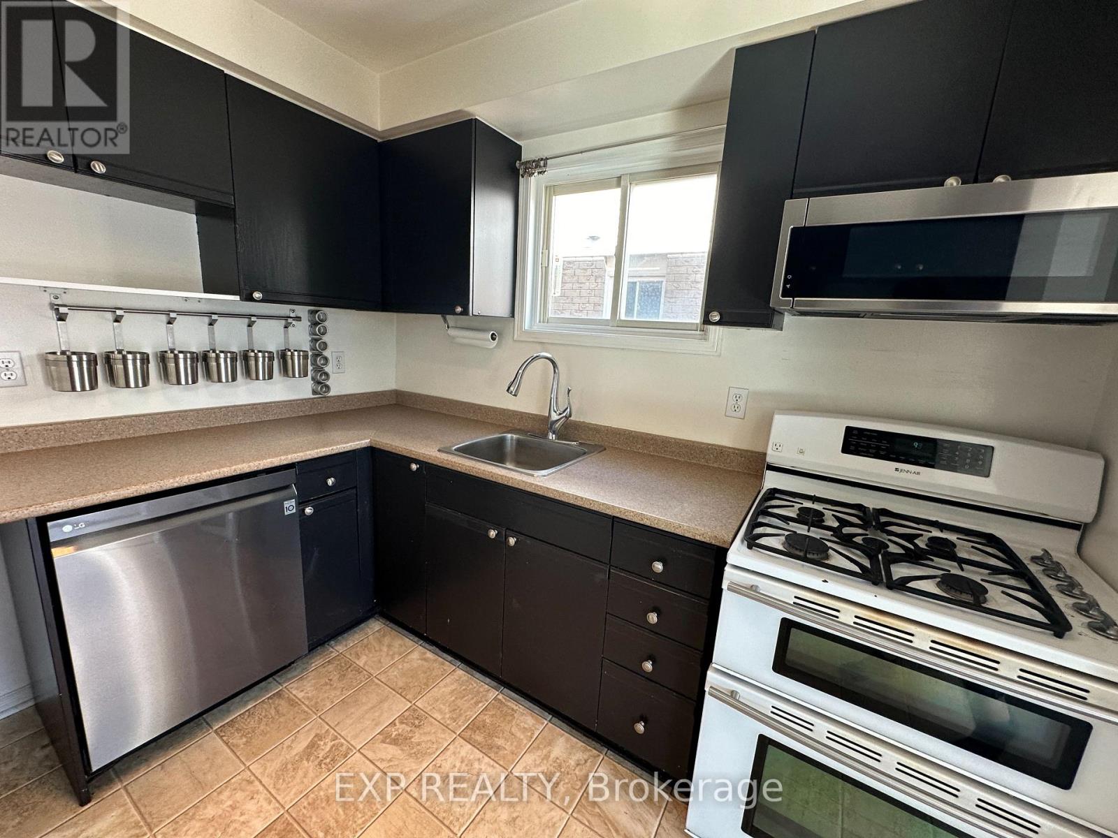 557 College Avenue, Orangeville, Ontario  L9W 4S3 - Photo 4 - W12629668