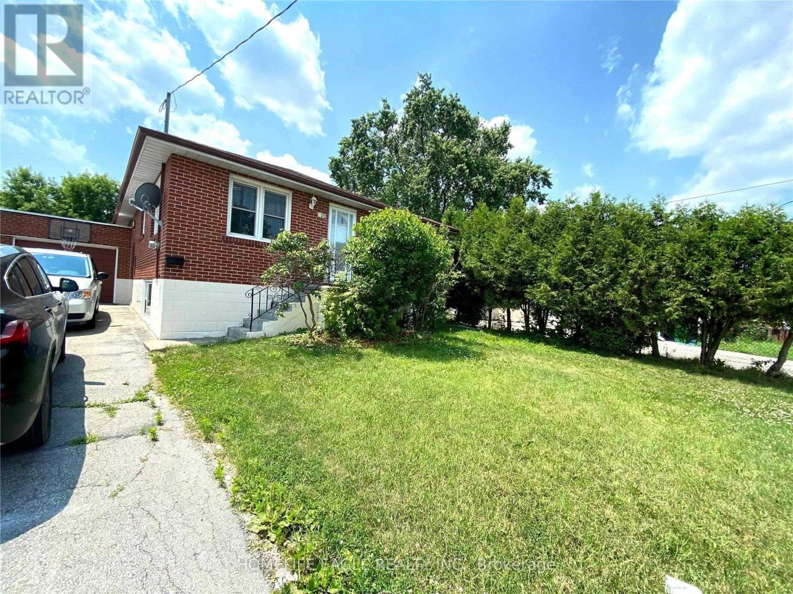 <div class="slider-price">$3,600 Monthly</div><p>1024 Ogden Avenue, Mississauga, Ontario</p>