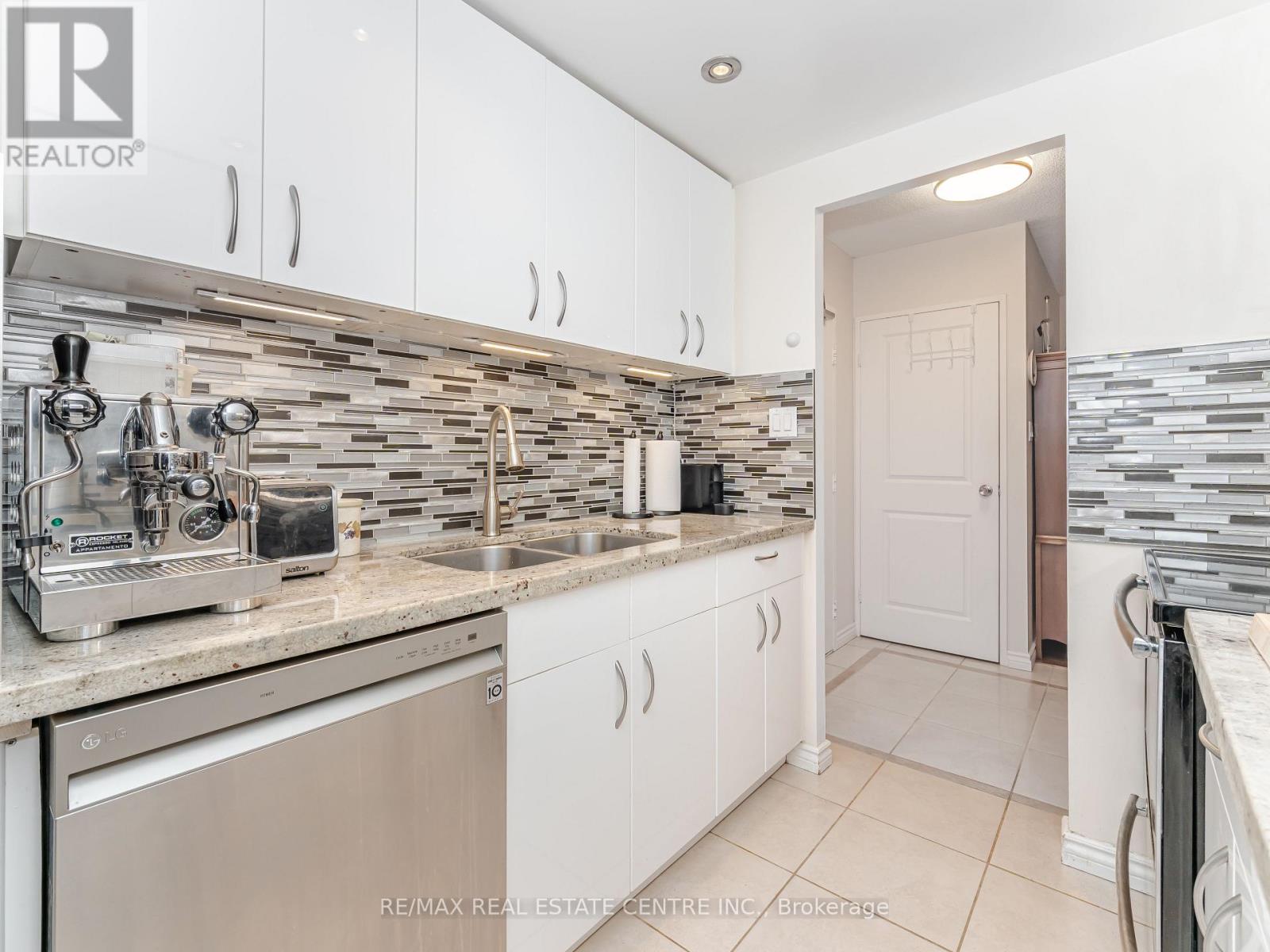 1510 - 812 Burnhamthorpe Rd W. Road, Toronto, Ontario  M9C 4W1 - Photo 15 - W12629772