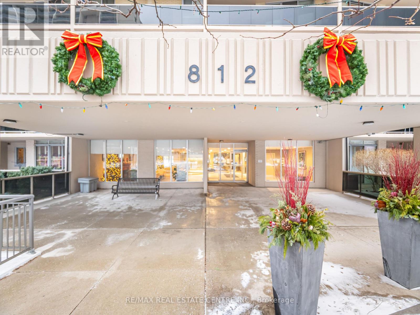 1510 - 812 Burnhamthorpe Rd W. Road, Toronto, Ontario  M9C 4W1 - Photo 2 - W12629772