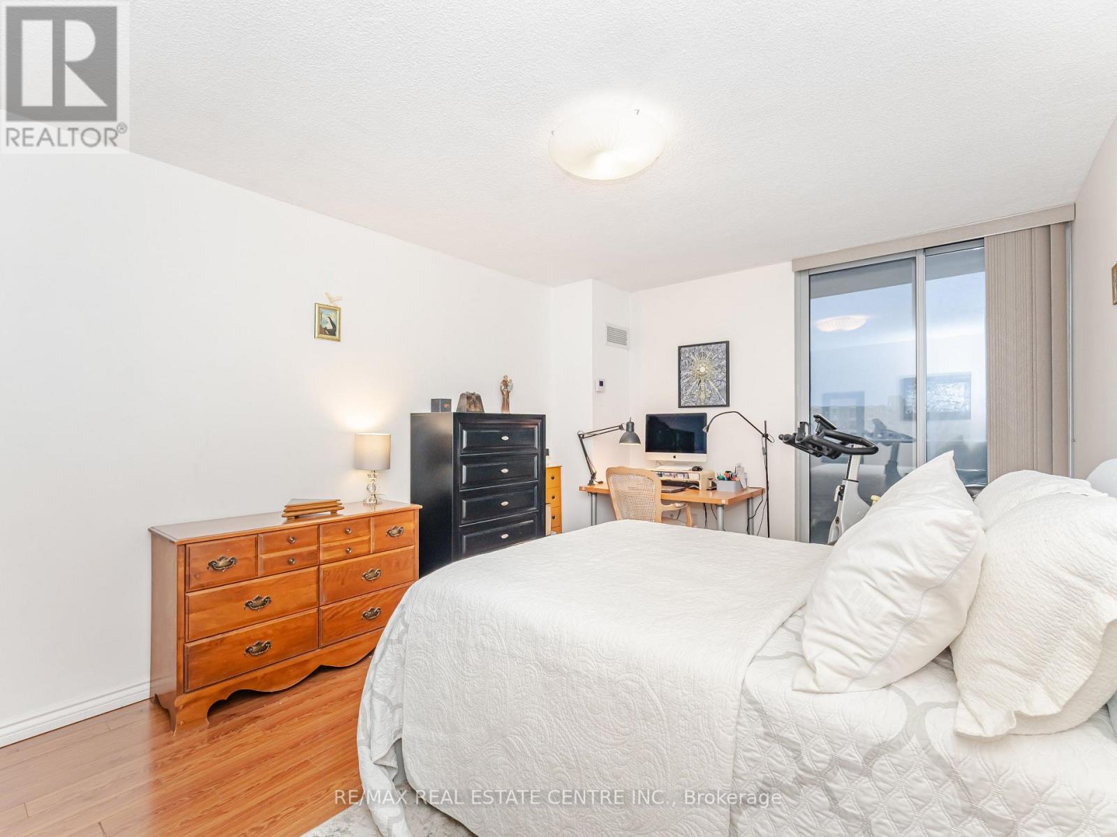 1510 - 812 Burnhamthorpe Rd W. Road, Toronto, Ontario  M9C 4W1 - Photo 22 - W12629772