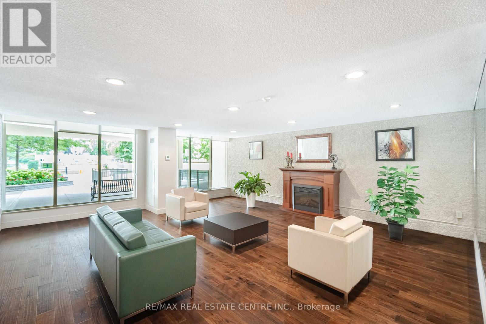 1510 - 812 Burnhamthorpe Rd W. Road, Toronto, Ontario  M9C 4W1 - Photo 4 - W12629772