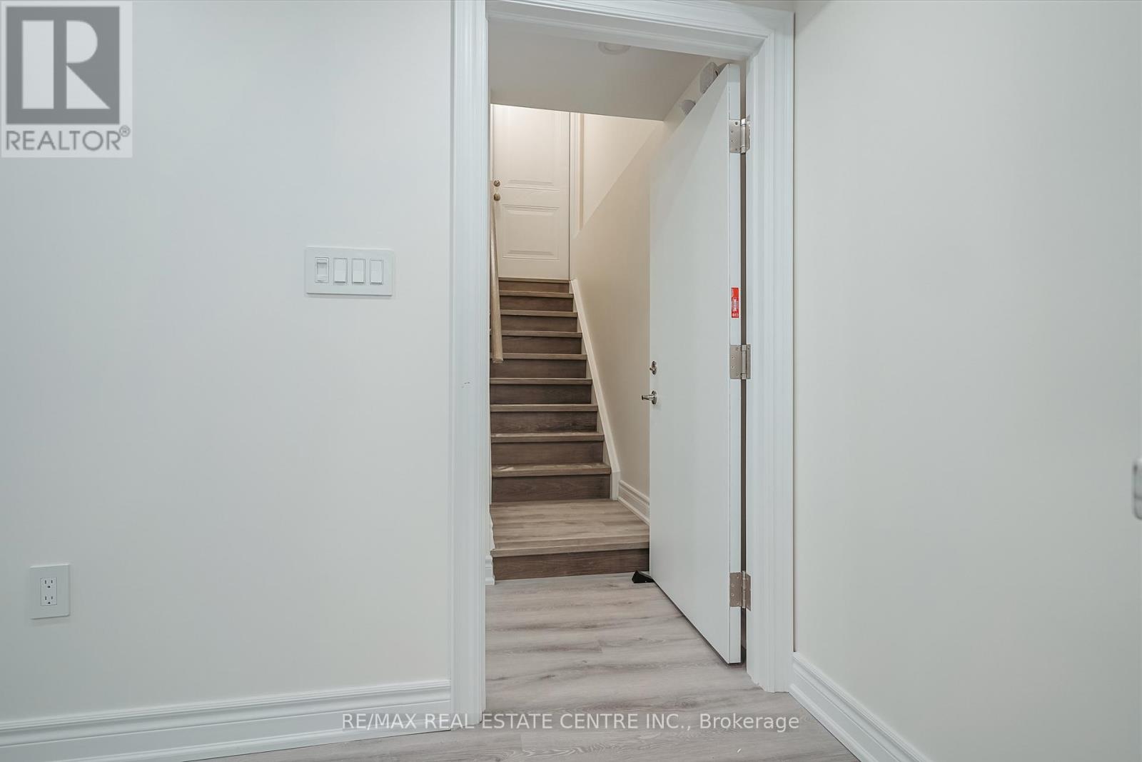 431 Ramsey Place, Milton, Ontario L9B 1J6 - Photo 3 - W12615990