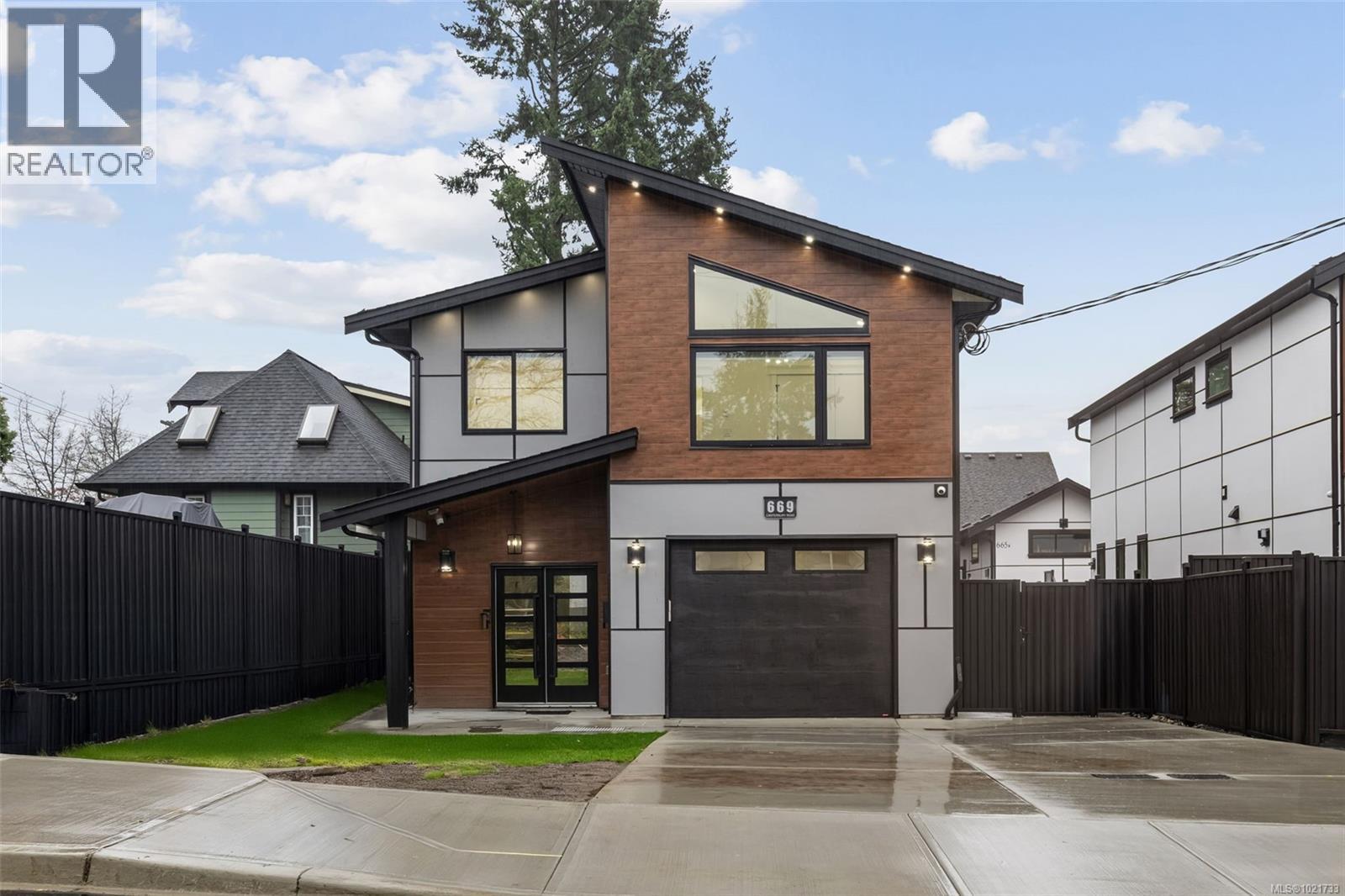 669 Canterbury Rd, Saanich, British Columbia