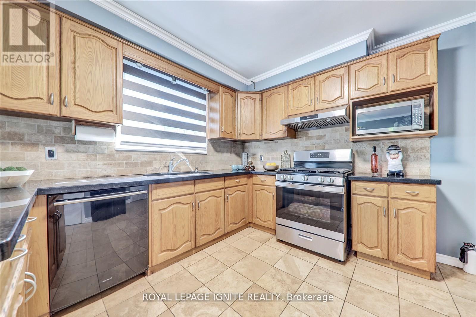 237 Blake Avenue, Toronto, Ontario  M2M 1B8 - Photo 10 - C12629798