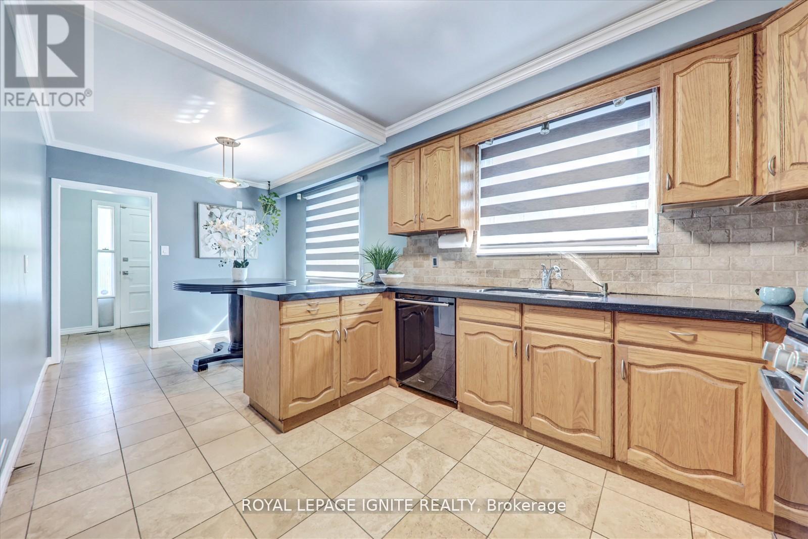 237 Blake Avenue, Toronto, Ontario  M2M 1B8 - Photo 11 - C12629798