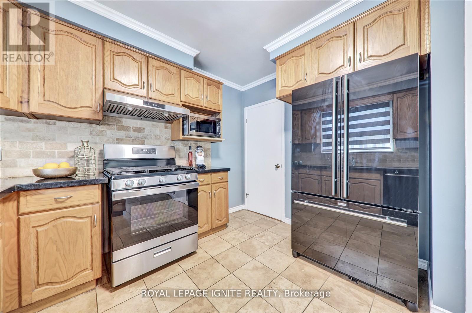 237 Blake Avenue, Toronto, Ontario  M2M 1B8 - Photo 12 - C12629798