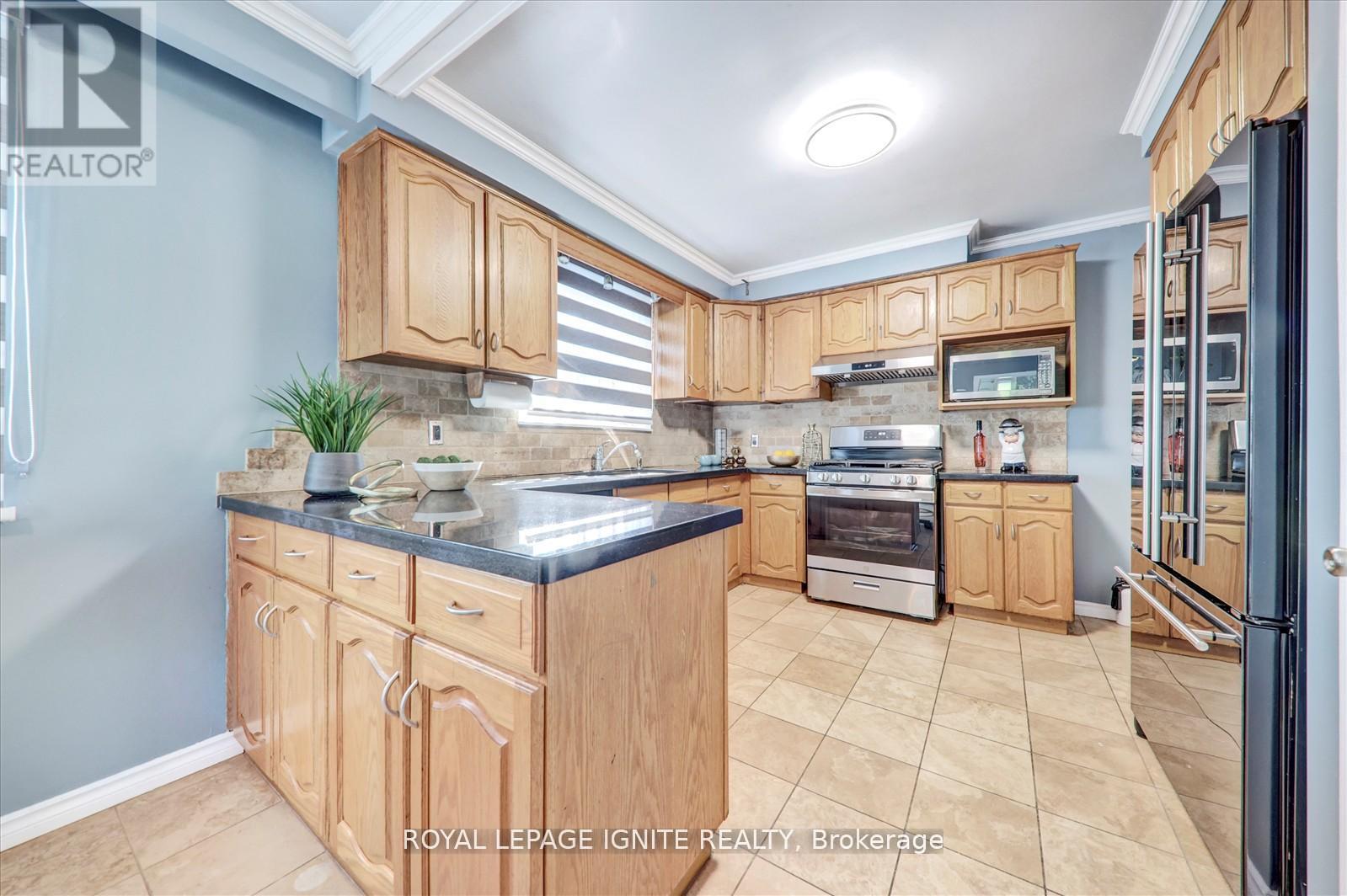 237 Blake Avenue, Toronto, Ontario  M2M 1B8 - Photo 9 - C12629798