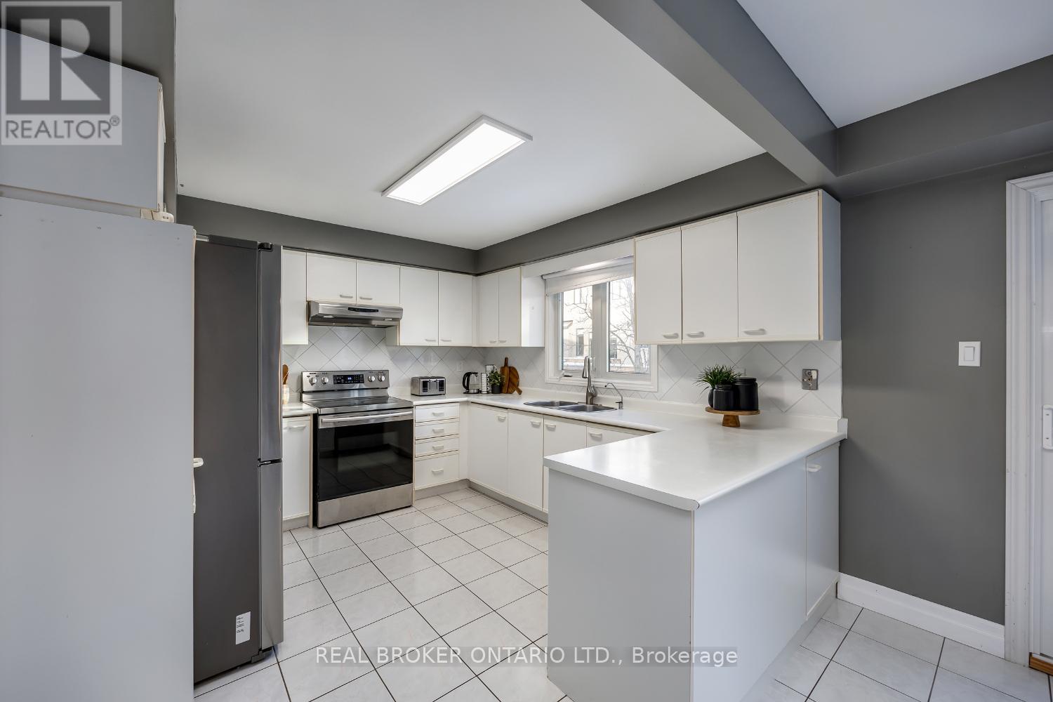 26 Falstaff Crescent, Whitby, Ontario  L1R 1W3 - Photo 18 - E12629956