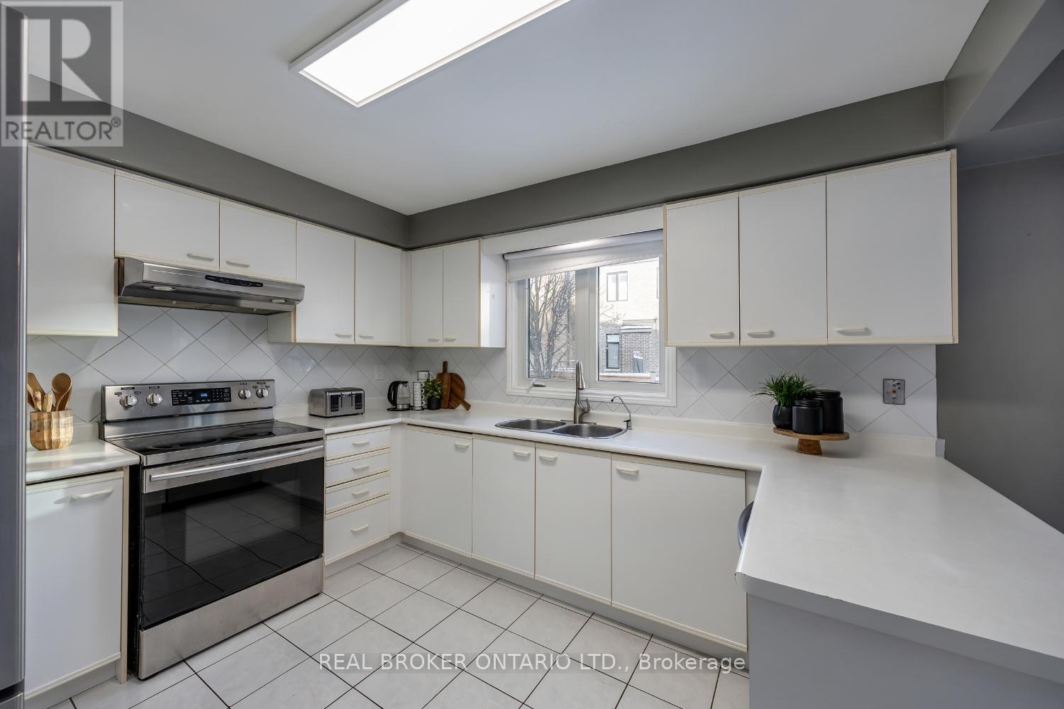 26 Falstaff Crescent, Whitby, Ontario  L1R 1W3 - Photo 19 - E12629956