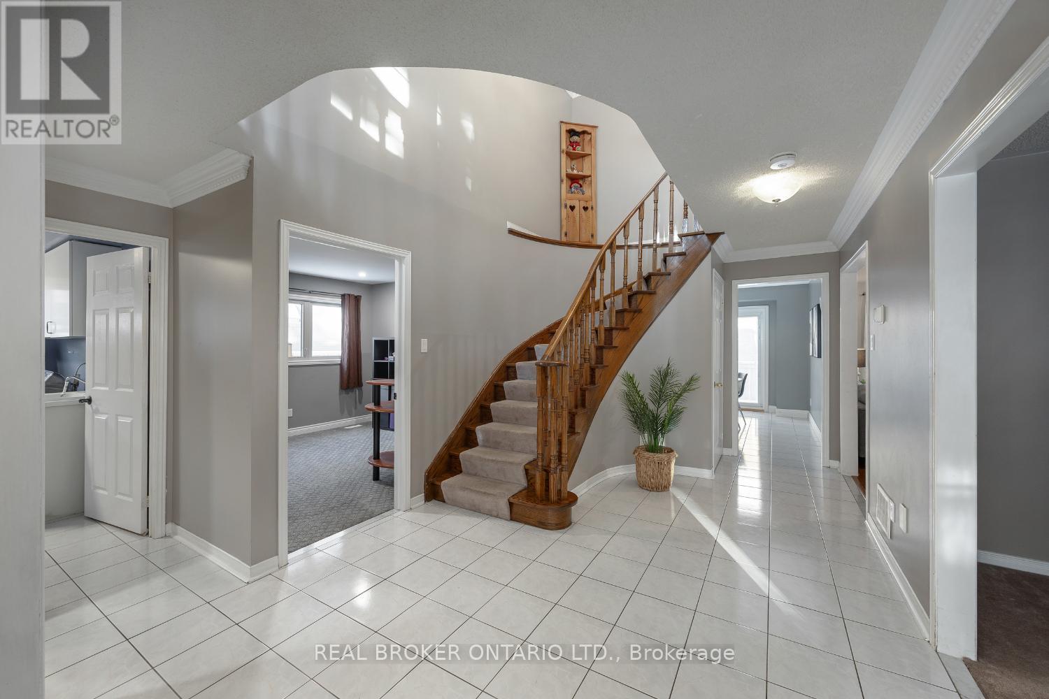 26 Falstaff Crescent, Whitby, Ontario  L1R 1W3 - Photo 7 - E12629956